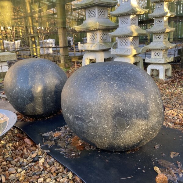 Kuro pebble seat